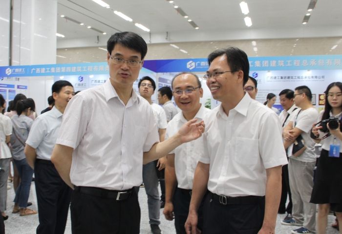 广西ng电子游戏集团有限责任公司党委书记、、、董事长金宁运到公司展位相识招聘情形.jpg