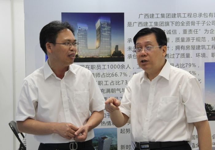 广西ng电子游戏集团总司理、、、副董事长、、、党委副书记罗涛到公司展位审查.jpg