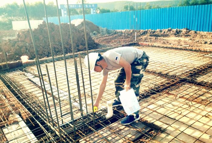 12月的深冬，蔡仁辉身着短袖在现场认真开展基础及底板检查。刘子俊 摄.jpg