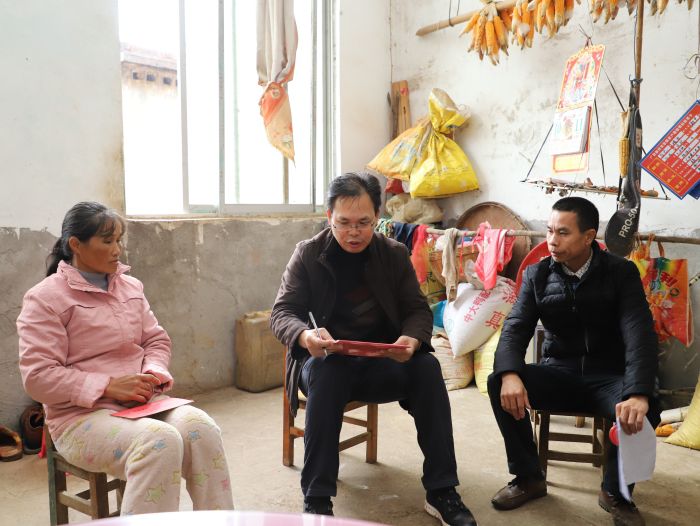 陈祖训与王才料的恋人举行攀谈，，，并增补完善帮扶手册。.jpg