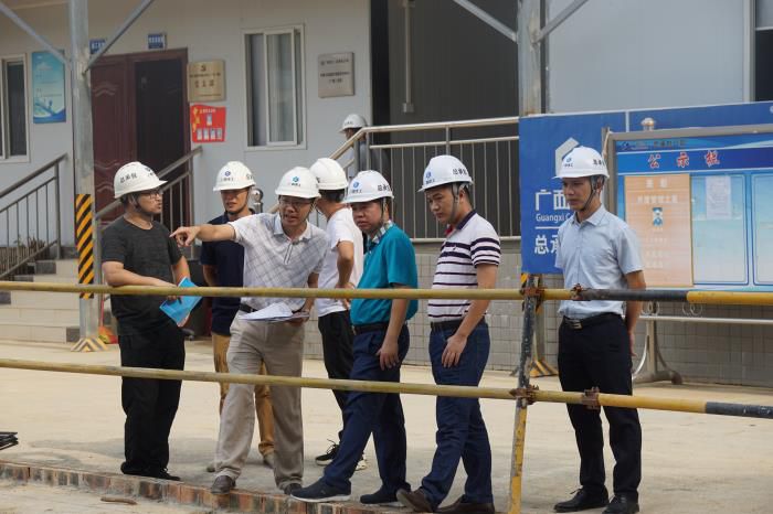 2岑廷义询问项目施工情形。！Ａ趺让 摄700.JPG