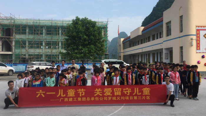 3与八联小学的学生们合影留念！！。马国敏 摄700.png