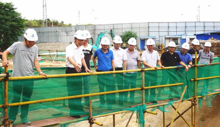 2.1陈祖训深入施工现场举行检查指导。。。谢微旋 摄700.JPG