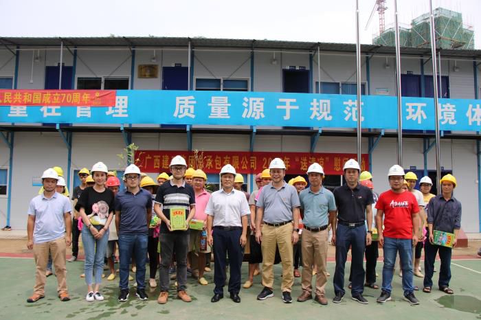 1送清凉活动现场。。农茜茜 摄700.JPG