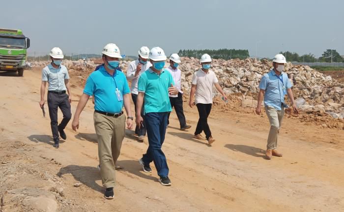 7.1检查现场。。。陈其毅 摄700.jpg