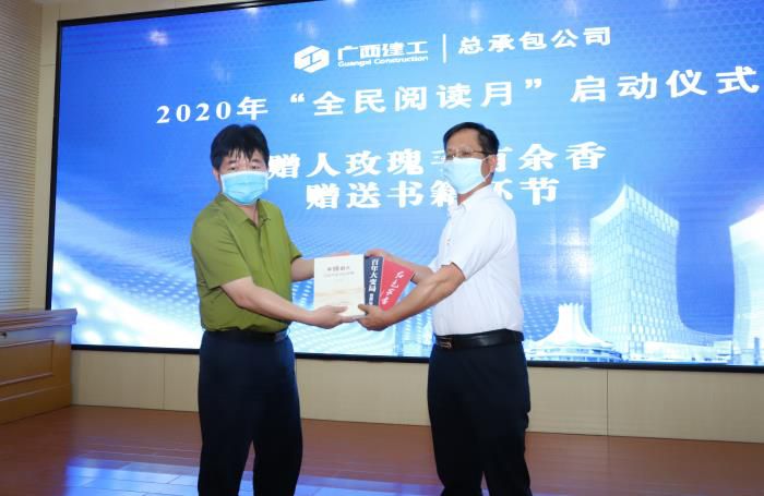 9.2赠书仪式。。。邓灿滨 摄700.JPG