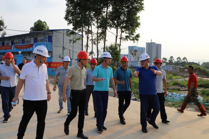 21.1陈祖训到贺州棚改项目调研。。：罱〗 摄700.JPG
