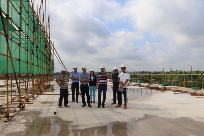 检查现场。。。 杨俊峰 摄.jpg