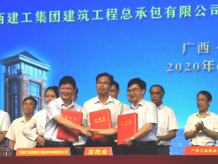 签约现场。。 王瑾贞 摄.jpg