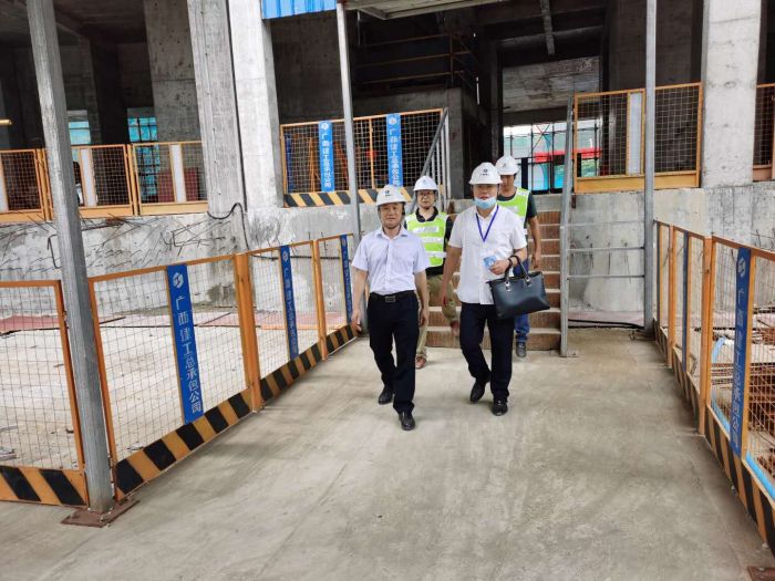 检查现场。。 叶振鹏 摄.jpg