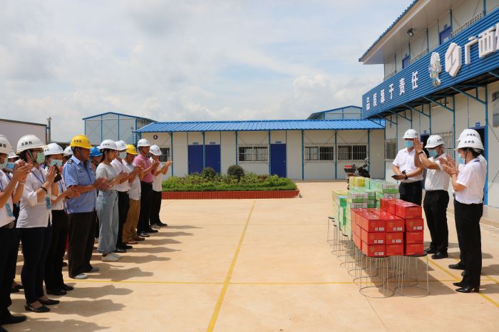 2送清凉现场。 黄璐璐 摄.jpg