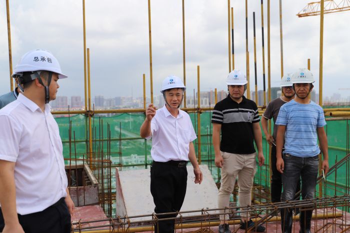 指导现场施工。：罱ń 摄.jpg