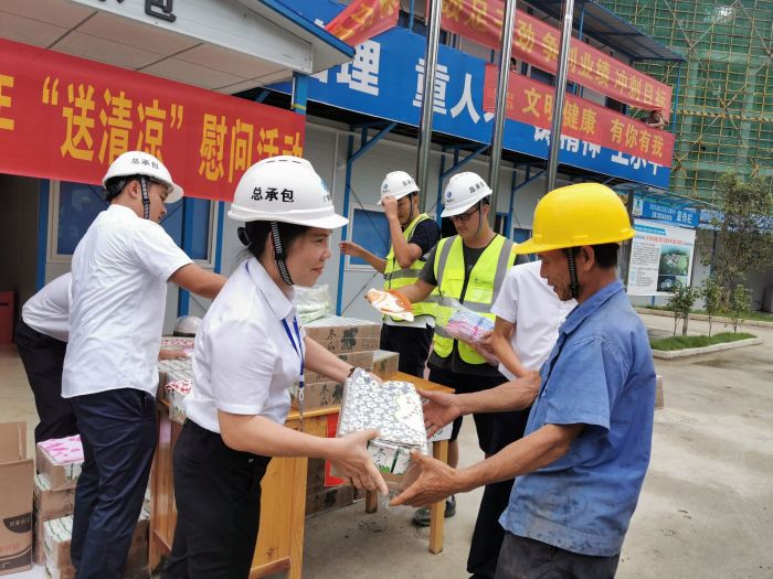 黄春玲给农民工送上清凉慰问品。。。 王瑾贞 摄.jpg