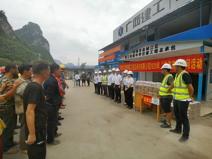 送清凉慰问活动现场。。：赜 摄.jpg