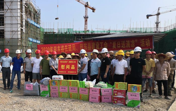 “送清凉”活动现场。。 梁武益 摄.jpg