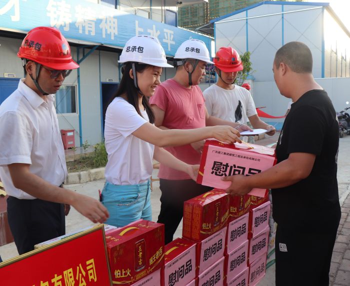 发放慰问品。 杨俊峰 摄.jpg