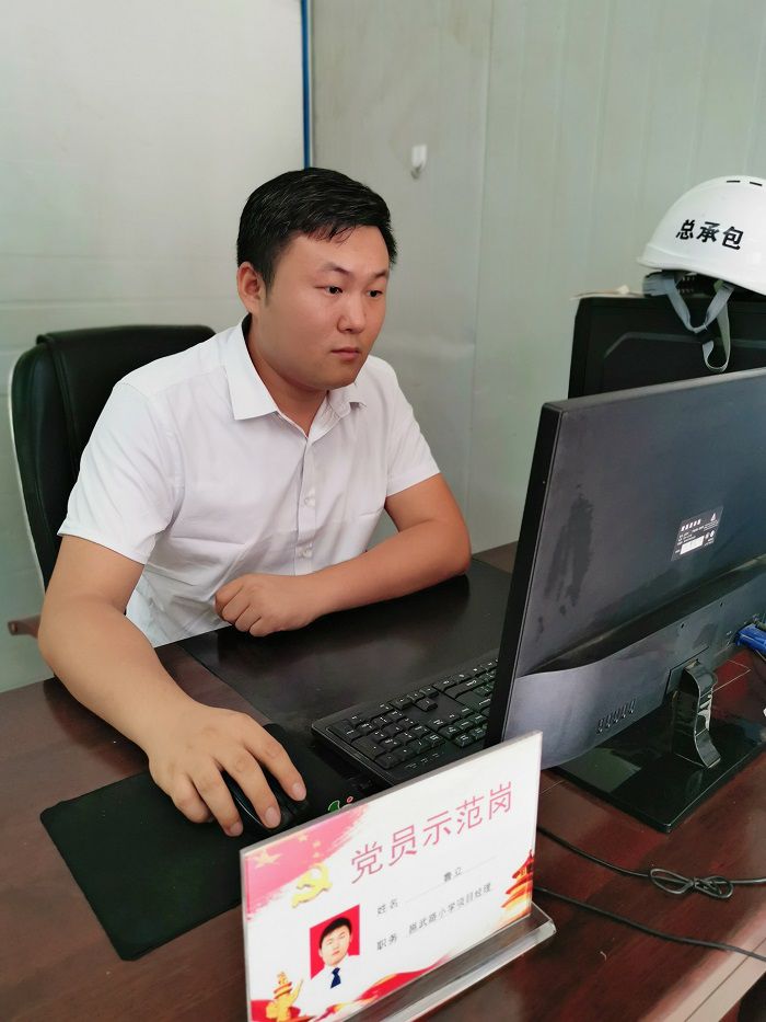 鲁立在办公室。冯翔  摄.jpg