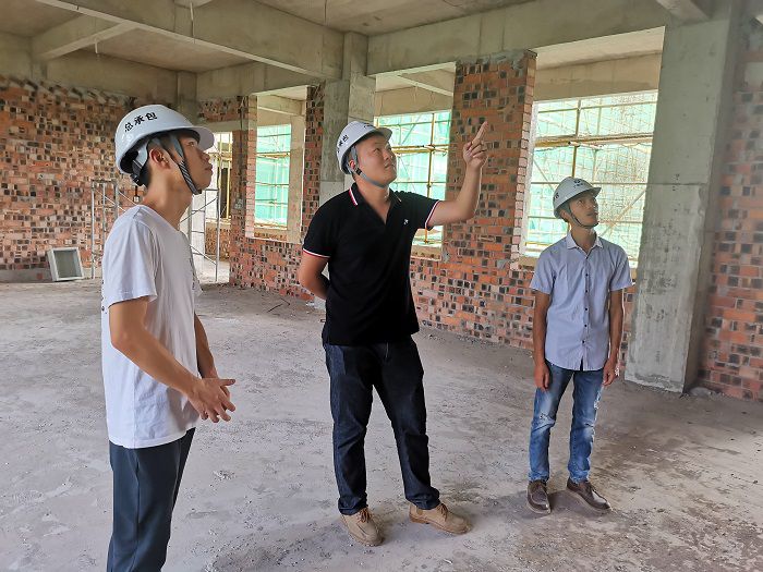 鲁立在现场指导事情。冯翔 摄.jpg