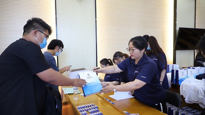 为新员工发放胸片、、衣服等。。李立云 摄.JPG