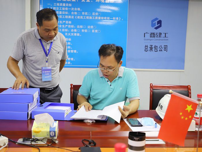 陈祖训检查项目清静资料。。。 李立云 摄.JPG