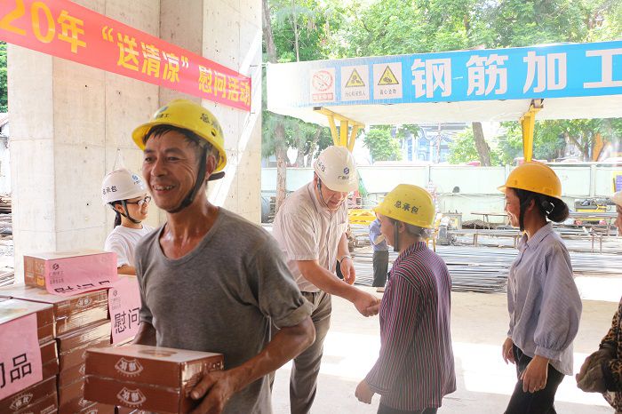 区工业设计院住宅项目送清凉。。。张钊林 摄.JPG