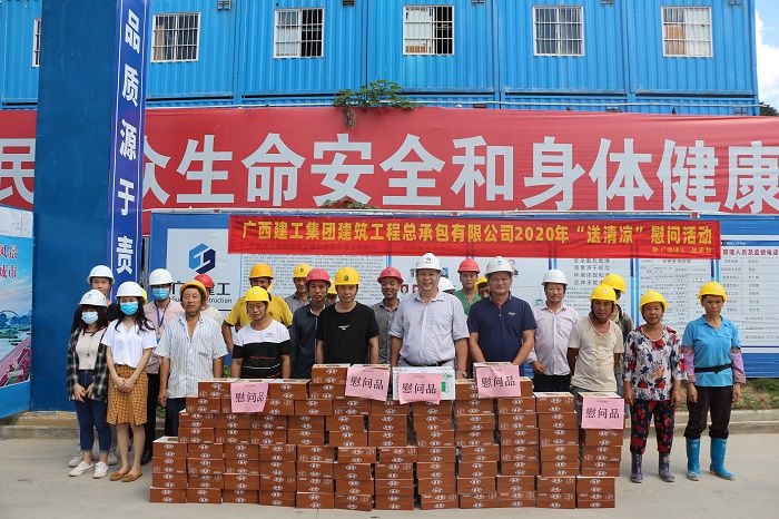 锦官阁项目送清凉。。。张钊林 摄.JPG