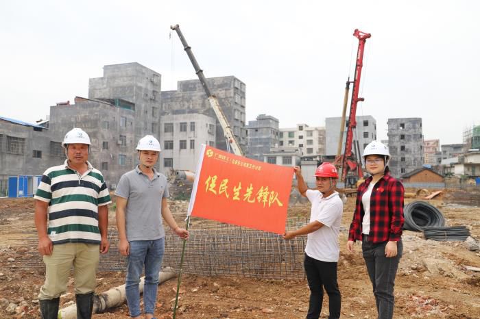 5.1授旗现场。：：罱〗 摄 (2)700.JPG