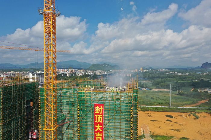 封顶照片。。。卢瑞阳 摄.JPG