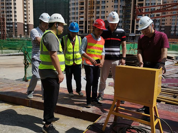 检查楼层活动箱暂时用电。。。 熊明未 摄.jpg