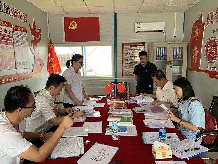 检查质料现场。蔡怡灵 摄.jpg