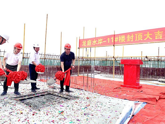 浇筑最后一方混土壤。。周林哲 摄.jpg