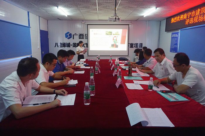 检查组听取事情汇报。。。谢微旋 摄.JPG