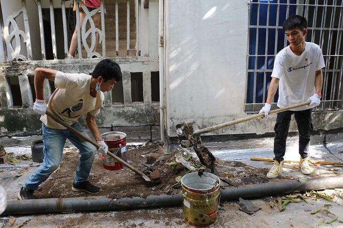 整理杂物。。刘萌萌 摄.JPG