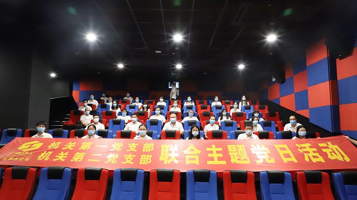 6号厅观影职员合影！！！。李立云 摄.JPG