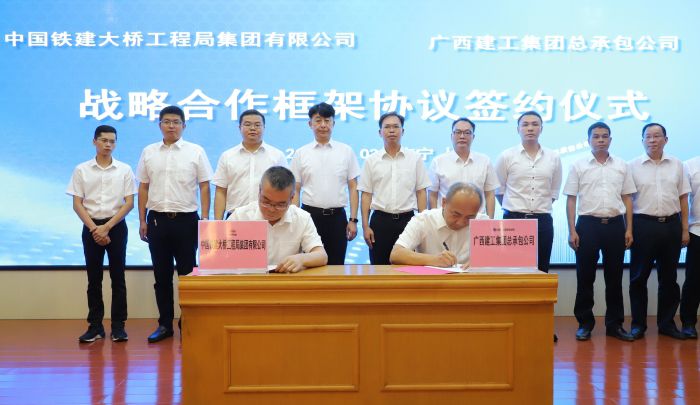 3双方签约。。李立云摄.jpg