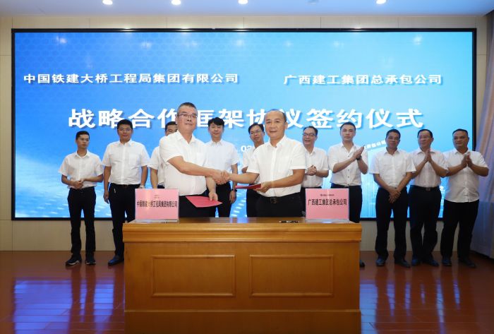 4双方签约。。李立云 摄.jpg