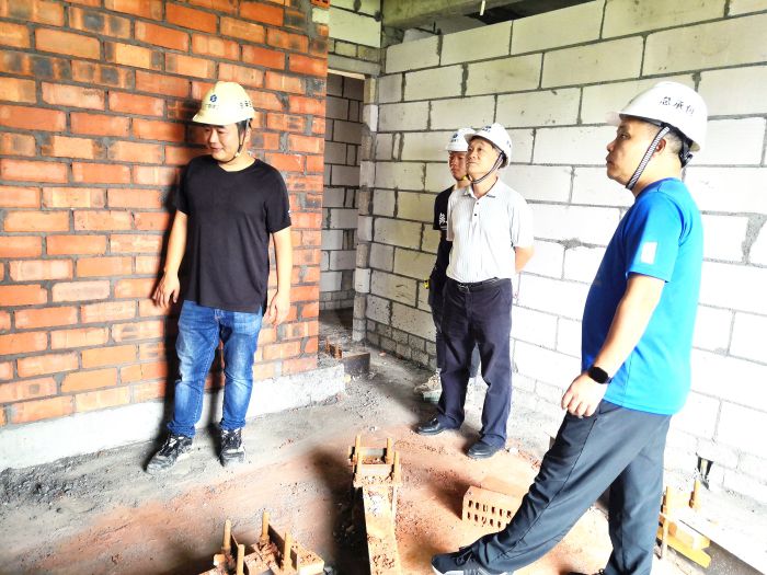 40砌砖检查。罗成 摄.jpg