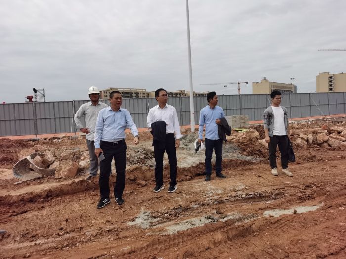 63陈祖训检查3标段图书馆地下室的土方开挖情形。。；评锥 摄.jpg