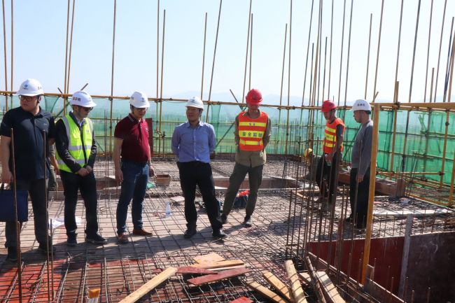 3检查指导现场。 杨俊峰 摄.jpg