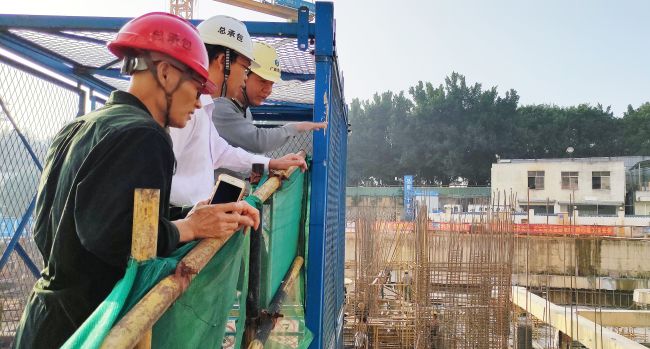 陈祖训在现场检查指导事情  郑诗宝 摄.jpg