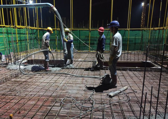 2浇筑混凝土现。。。ㄐ尥迹.jpg