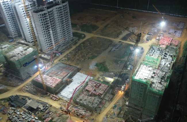 A地块夜间多个楼栋同时浇筑混凝土。卢瑞阳 摄.jpg