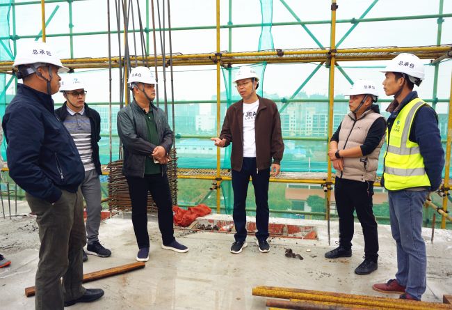 公司董事长、党委书记陈祖训深入现场调研指导。；；瓶『 摄.jpg