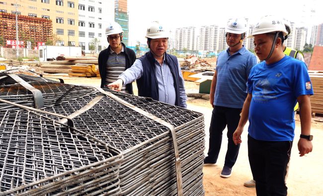 公司党委副书记、纪委书记、工会主席岑廷义深入现场审查。。谢微旋 摄.jpg