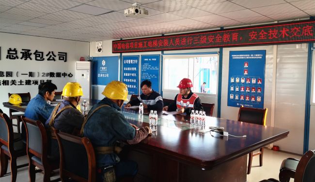 严酷做好清静教育和手艺交底事情。。林子薇 摄.jpg