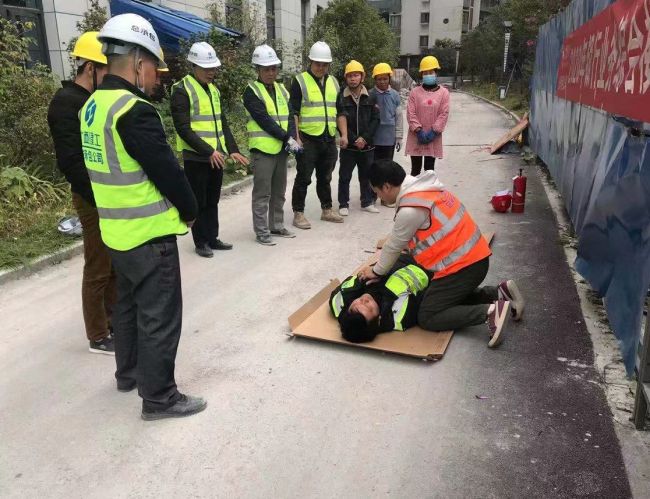 6  心肺苏醒演示  王伟明 摄.jpg