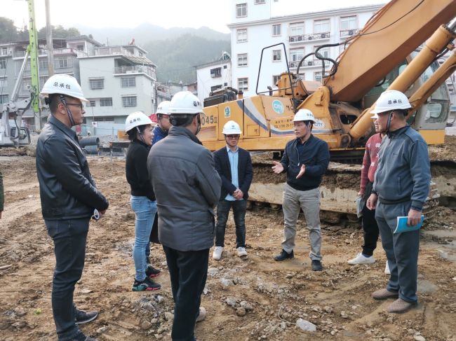 【曾总】到金秀民族小学项目检查。。；魄旄 摄.jpg