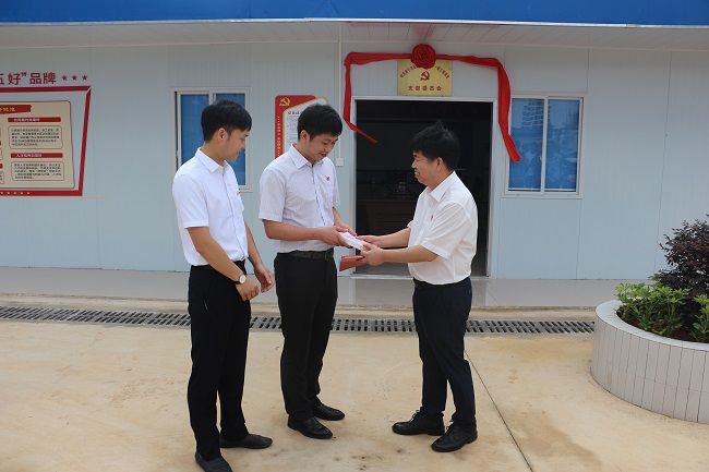 赠予红色书籍。。张钊林 摄（修图）.jpg