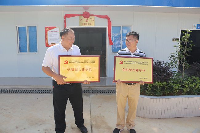 互赠牌匾。。张钊林 摄（修图）.jpg