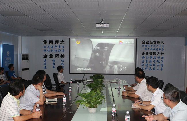 主题党日活动观影现场。。张钊林 摄（修图）.jpg